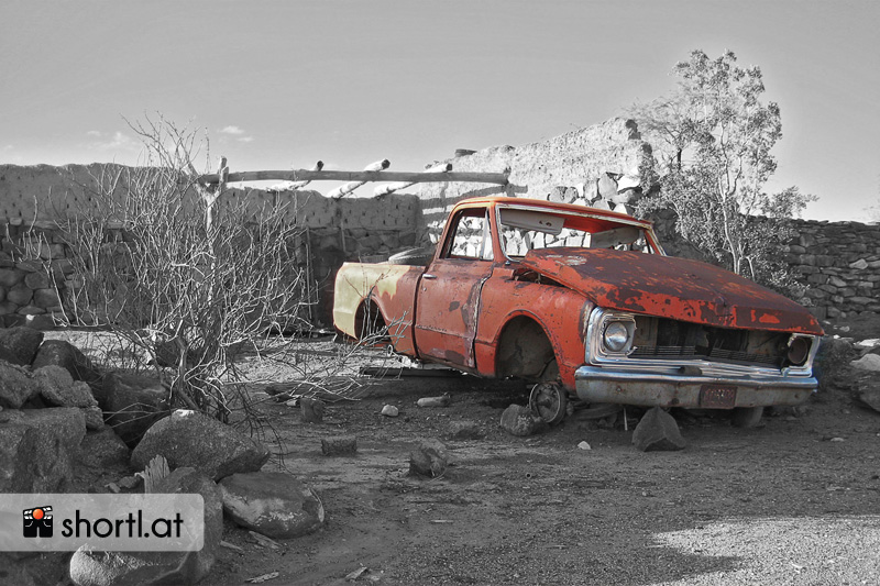 Ein kaputtes Auto in einem argentinischen Hinterhof