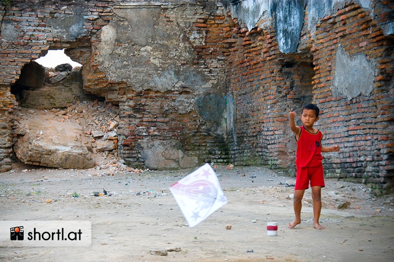 Ein Junge lässt in Yogyakartaseinen Drachen steigen