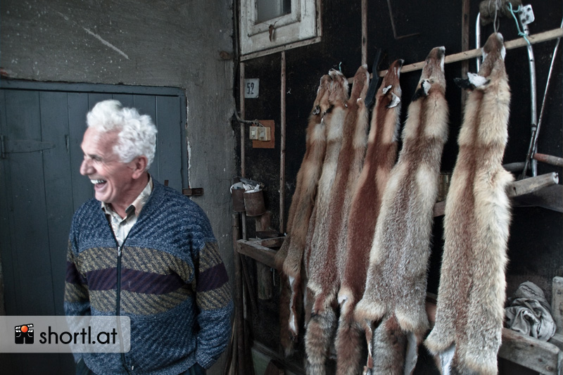 Ein alter Ukrainer mit Fuchsfellen